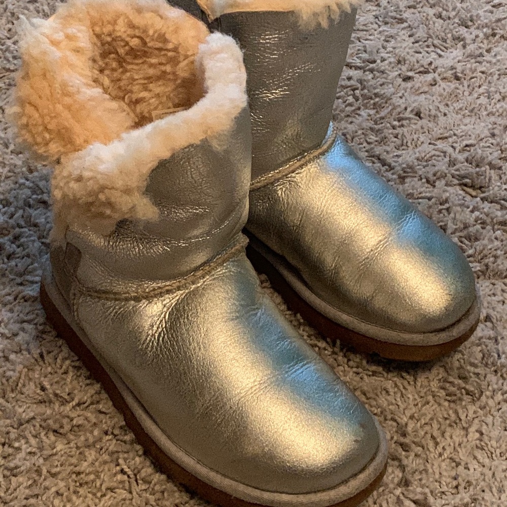 UGG SILVER MINI BOOTS SIZE 5